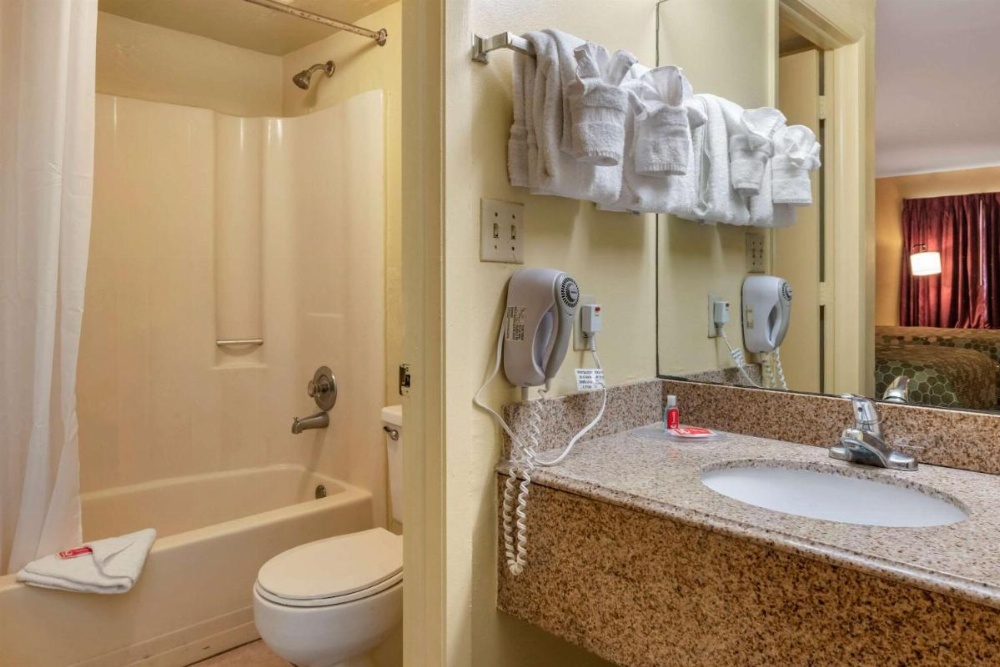 Room image 4