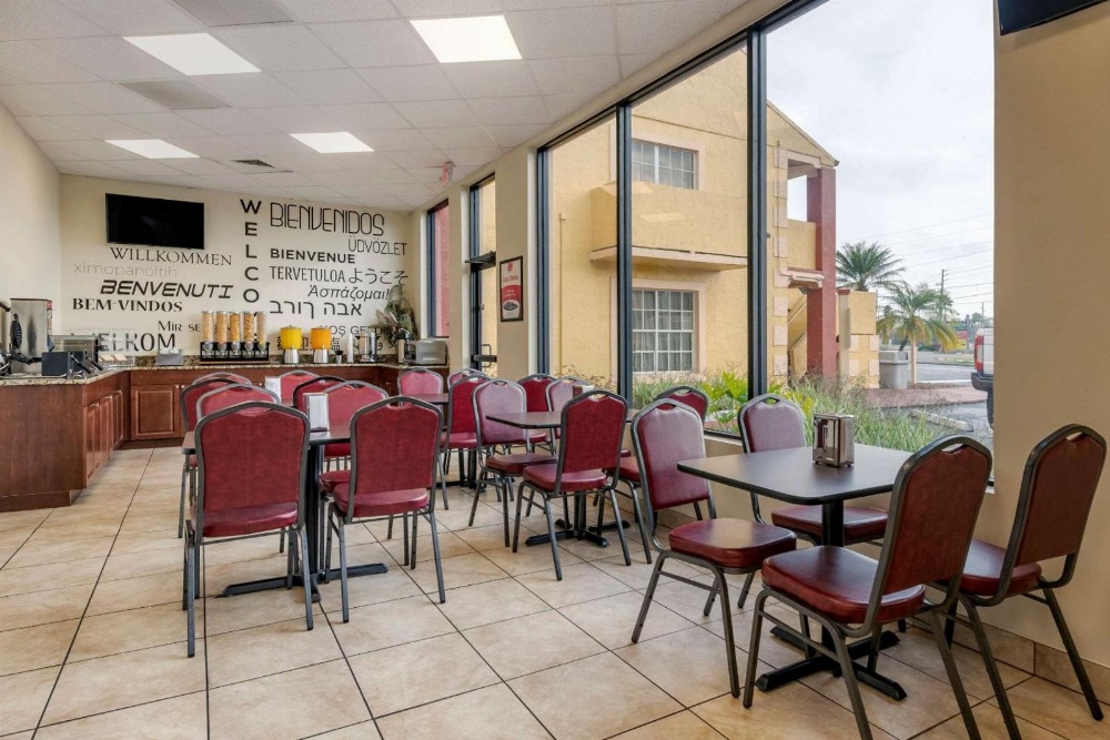 Econo Lodge Inn & Suites Maingate Central