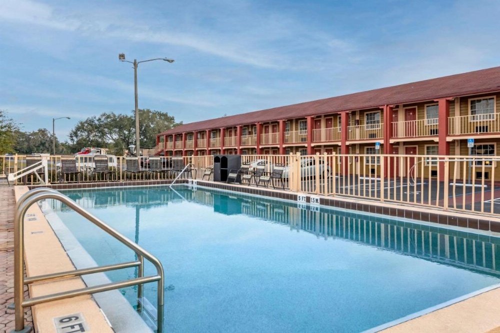 Econo Lodge Inn & Suites Maingate Central